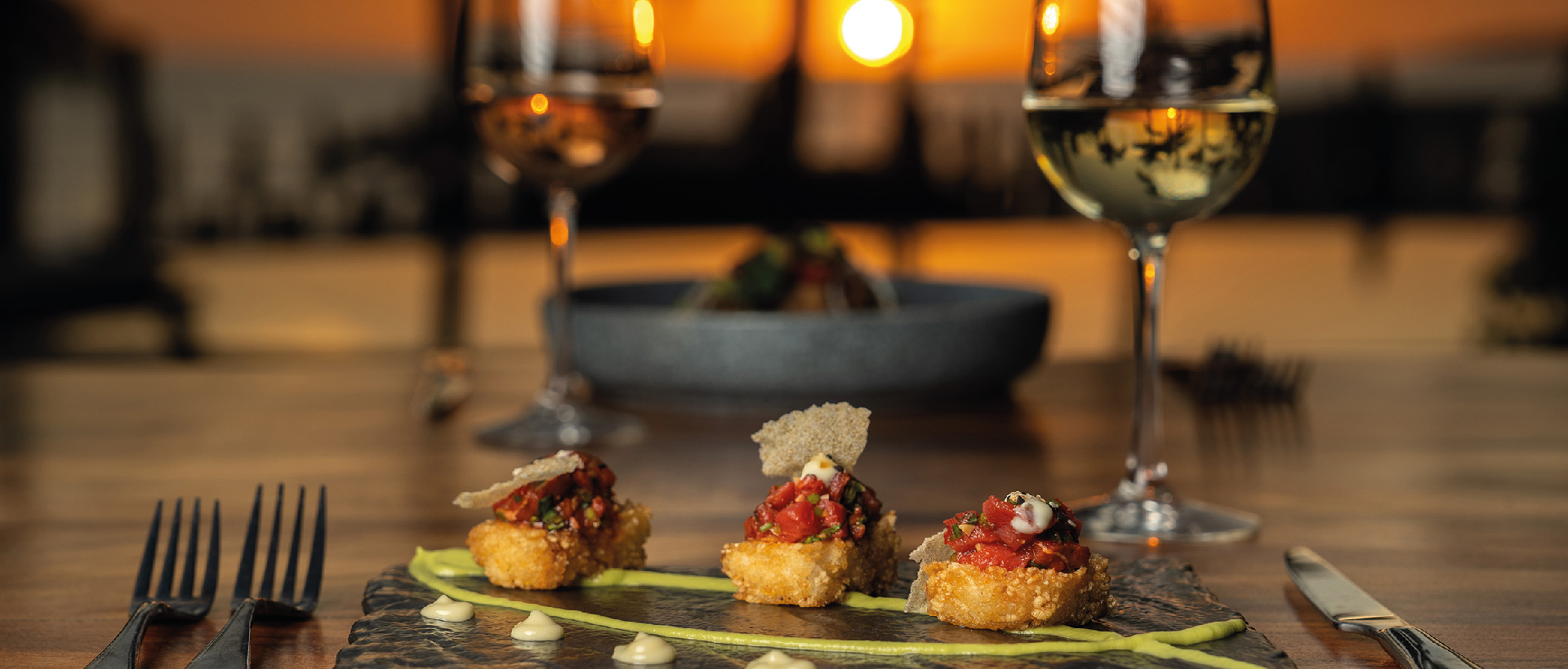 From Beachfront Dining to Cocktail Bars: How Food Shapes the Ultimate Vacation Experience